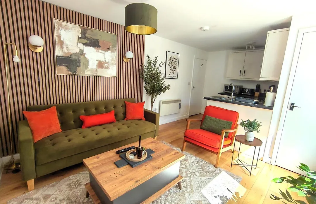 Sea Breeze, Stylish 2 Bedroom Flat, Sleeps5, Internet And Parking, 10 Min To Beach, Co-Op Is Downstairs-1