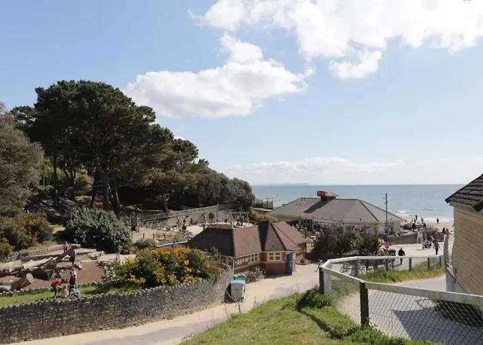 Flat-B, 4 Adults, 20 Mins To Beach, Netflix, Wifi, Sleeps 4 Adults